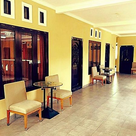 Hotel Sentral Pabean Buleleng Exteriör bild