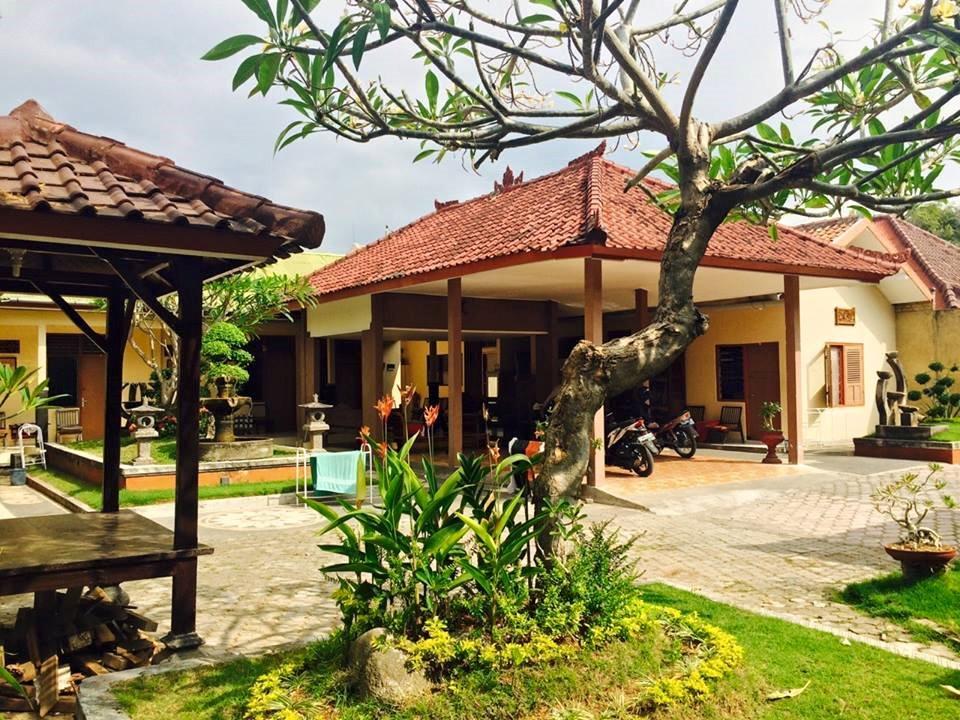 Hotel Sentral Pabean Buleleng Exteriör bild