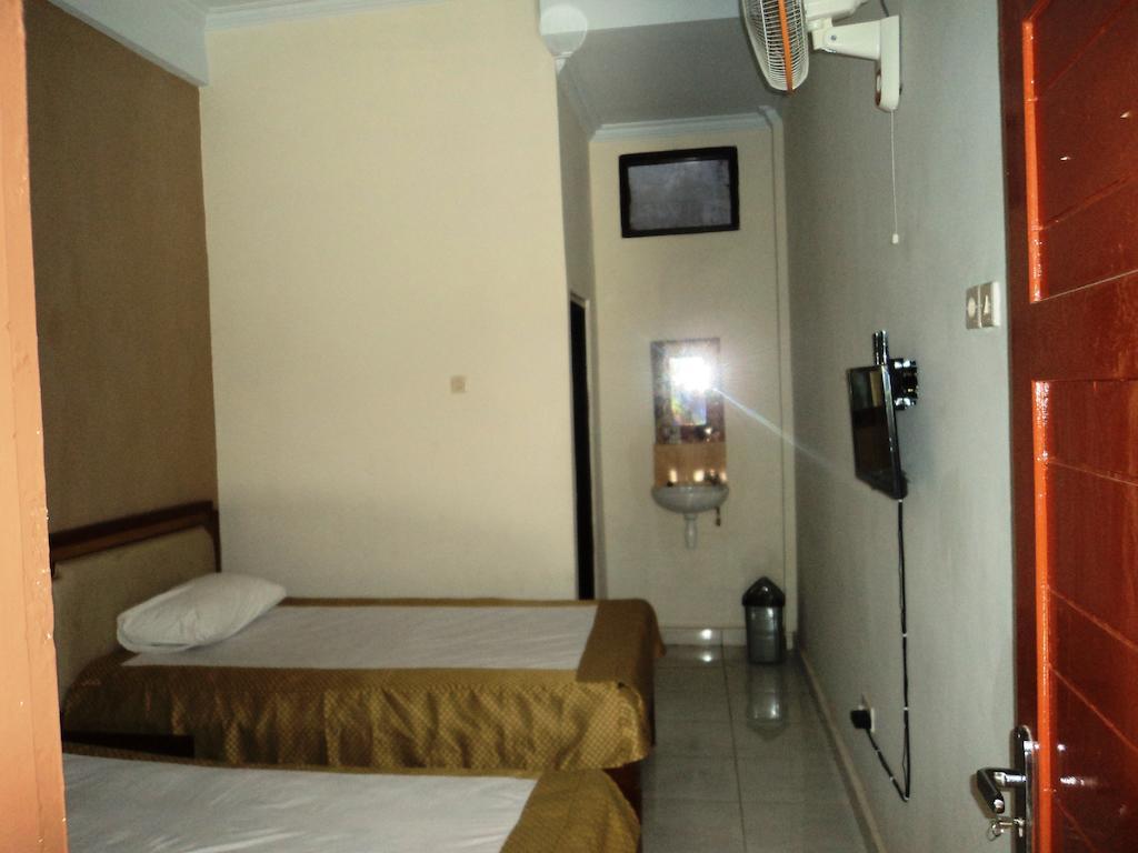 Hotel Sentral Pabean Buleleng Rum bild