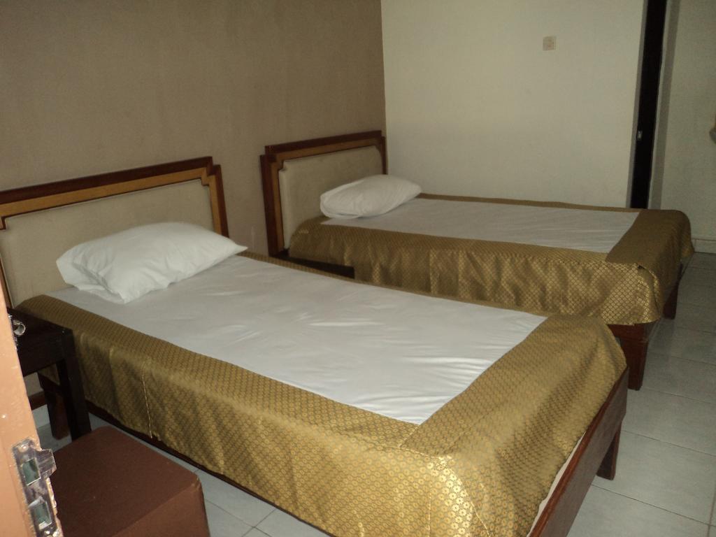 Hotel Sentral Pabean Buleleng Rum bild